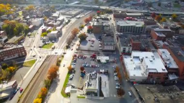 Maryland 'deki Cumberland antik kenti. Tepelerin sonbahar renkleri. Cumberland Demiryolu ve Kiliseleri. Drone fotoğrafçılığı.