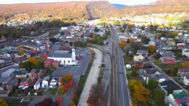Maryland 'deki Cumberland antik kenti. Tepelerin sonbahar renkleri. Cumberland Demiryolu ve Kiliseleri. Drone fotoğrafçılığı.