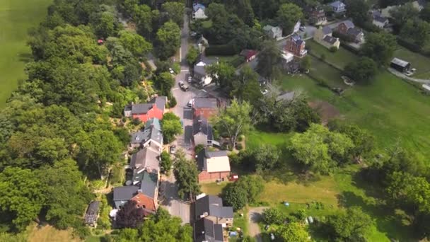 弗吉尼亚沃特福德历史村 空中无人机图像 绿树成荫的老房子 — 图库视频影像