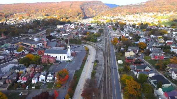 马里兰州坎伯兰古城 秋天的山的颜色 坎伯兰铁路和教堂无人机摄影 — 图库视频影像