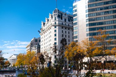 Washington DC 'nin sonbahar şehri. Geniş sokaklar, yüksek binalar..