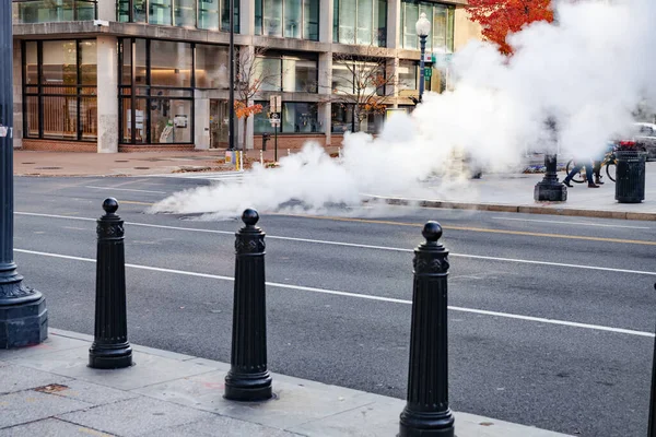 Buhar Washington 'un merkezindeki kanalizasyon kuyularından geçiyor..