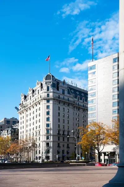 Washington DC 'nin sonbahar şehri. Geniş sokaklar, yüksek binalar..