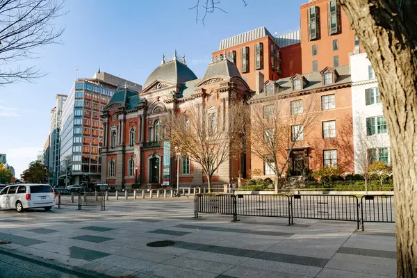 Washington DC 'nin sonbahar şehri. Geniş sokaklar, yüksek binalar..