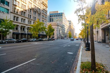 Washington DC 'nin sonbahar şehri. Geniş sokaklar, yüksek binalar..