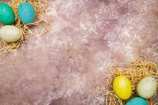 Paskalya yumurtaları samanların üzerinde yatar. Yukarıdan bak. Metin için boşluk