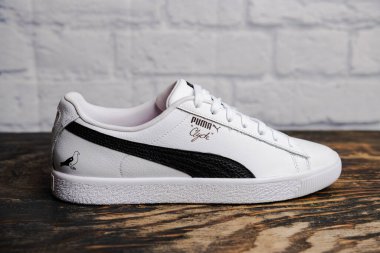 Spor derisi Puma Clyde bağcıklı spor ayakkabıları. Siyah beyaz, yumuşak tabanlı..