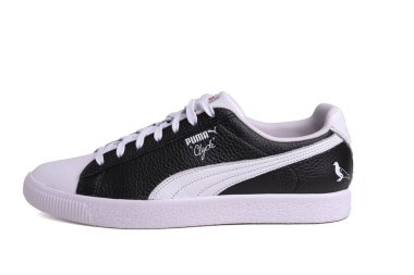 Spor ayakkabıları Puma, deri ve dantelli. Beyaz arkaplanda izole.