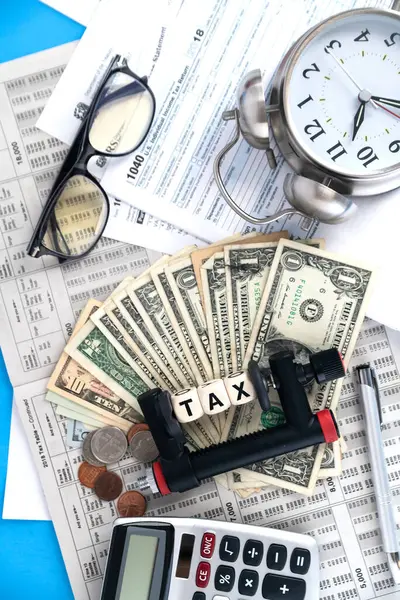 Vergi Indirimi Kavramı Vergi Kelimesi Kıskaçla Tutturulmuş Vergi Formları Tabloların — Stok fotoğraf