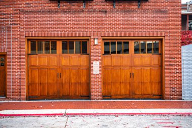 Büyük tuğla bir binanın ahşap kapıları.
