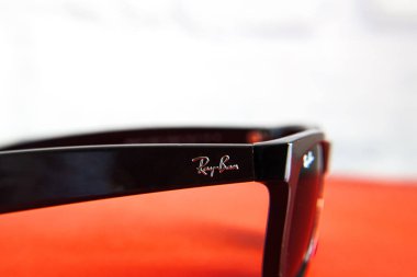 Ray-Ban marka siyah Ray Ban güneş gözlüklü plastik çerçeveli logosu yakın plan..