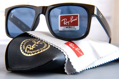Ray-Ban marka logolu güneş gözlüğü ve plastik çerçeveli Black Ray-Ban güneş gözlüğü..