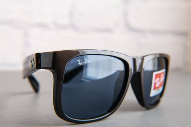 Ray-Ban marka siyah Ray Ban güneş gözlüklü plastik çerçeveli logosu yakın plan..