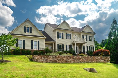 Büyük yeşil çimenli ve bahçeli lüks kır evi..