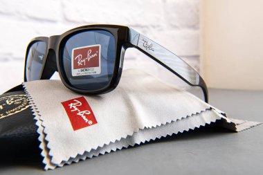Ray-Ban marka logolu güneş gözlüğü ve plastik çerçeveli Black Ray-Ban güneş gözlüğü..
