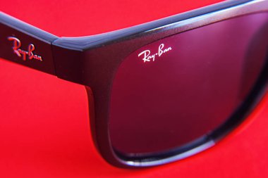 Ray-Ban marka siyah Ray Ban güneş gözlüklü plastik çerçeveli logosu yakın plan..