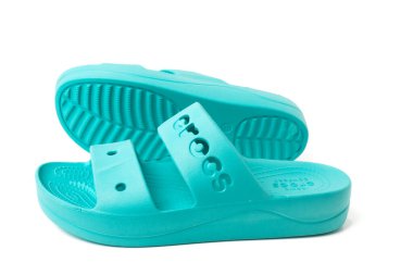 Beyaz arka planda mavi lastik terlikler. Rahat plaj ayakkabıları..