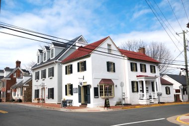 Virginia 'daki antik Amerikan şehrinde geleneksel mimari ile ev cepheleri. Antik tuğla evler, taş kaldırımlar.