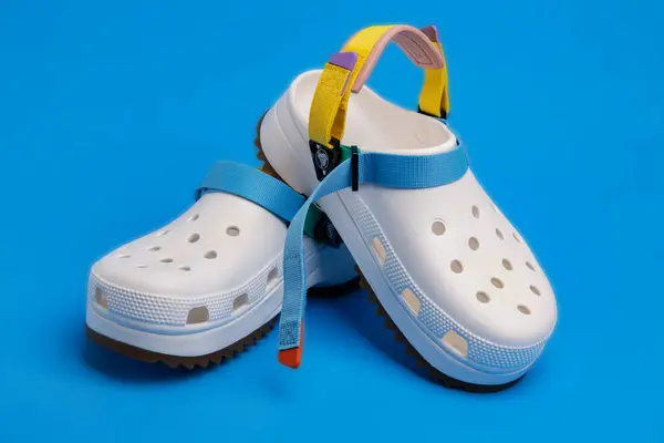 白色的鳄鱼拖鞋 背带蓝色 Comfortabl — 图库照片