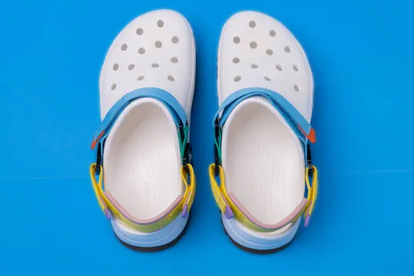 Chinelos Crocodilo Branco Com Tiras Fundo Azul Sapatos Praia Unissex — Fotografia de Stock