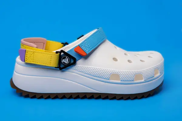 Chinelos Crocodilo Branco Com Tiras Fundo Azul Sapatos Praia Unissex — Fotografia de Stock