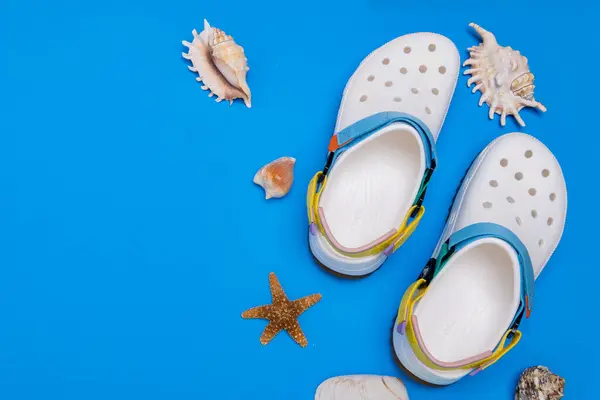 White Croc Slippers Straps Blue Background Shells Comfortable Unisex Beach — Stock Photo, Image