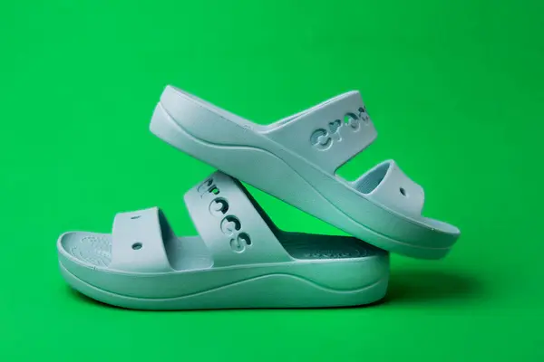 Sandales Crocs Confortables Sur Fond Vert Sandales Caoutchouc Chaussures Plage — Photo