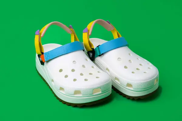 Crocs Brancos Com Tiras Coloridas Fundo Verde Sandálias Borracha Sapatos — Fotografia de Stock