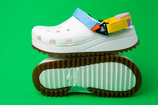 Crocs Brancos Com Tiras Coloridas Fundo Verde Sandálias Borracha Sapatos — Fotografia de Stock