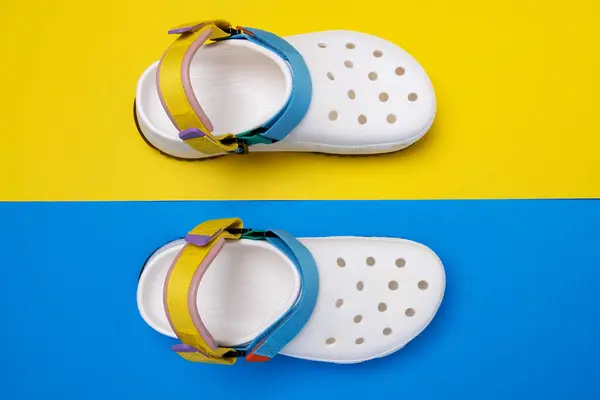 Chinelos Crocodilo Branco Com Tiras Fundo Amarelo Azul Sapatos Praia — Fotografia de Stock