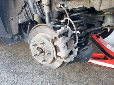 Yolcu arabasının fren sistemi yakın plan. Değiştirmeden önce fren diski ve fren pedleri.