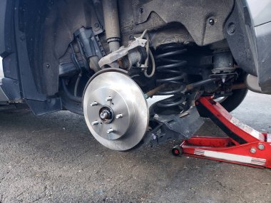 Yolcu arabasının fren sistemi yakın plan. yeni fren diski yüklendi.