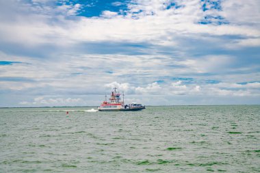 Atlantik Okyanusu 'nda bir feribot. Kuzey Carolina 'da Dış Kıyılar arasında araba nakliyesi.