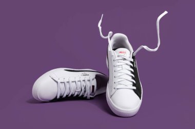 Puma 'dan beyaz ve siyah spor ayakkabıları..