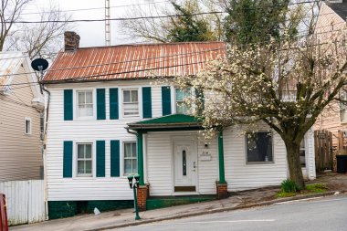 Martinsburg, Batı Virginia 'da tarihi şehir merkezinde klasik mimari. Değişik görünümlü küçük renkli binalar..