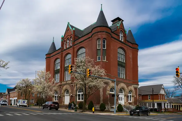 ウェストバージニア州マーティンズバーグの歴史的な町の通り レンガで作られた行政ビル — ストック写真