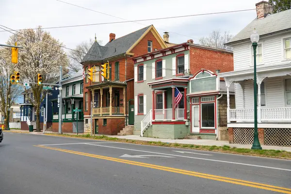 ウェストバージニア州マーティンズバーグの歴史的な町の通り コロニアルスタイルの小さな多色の建物の古代建築 — ストック写真