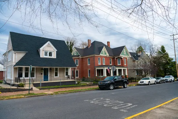 ウェストバージニア州マーティンズバーグの歴史的なダウンタウンにあるヴィンテージ建築 多様な外観の小さなカラフルな建物 — ストック写真