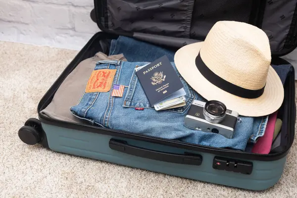 Seyahat için bavul hazırlandı - Levi 'nin kotu, Amerikan pasaportu ve doları, bir kamera ve diğer şeyler..