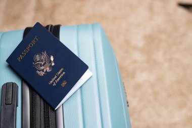 ABD vatandaşının pasaportu seyahat bagajında yatıyor.