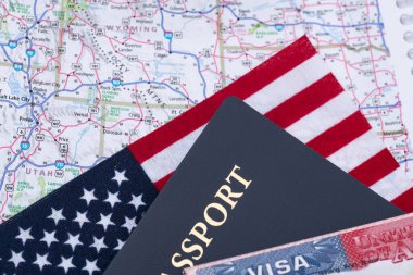 ABD bayraklı pasaport ve vizesi. ABD vatandaşlığı ve dolaşım özgürlüğü kavramı.
