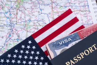 Amerika Birleşik Devletleri Vize Belgesi, arka planda bayrak ve ABD haritası.