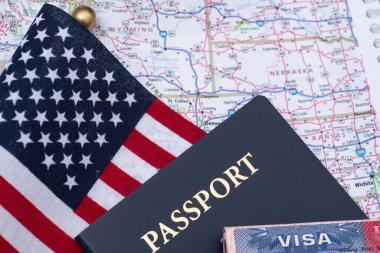 Amerika Birleşik Devletleri Vize Belgesi, arka planda bayrak ve ABD haritası.