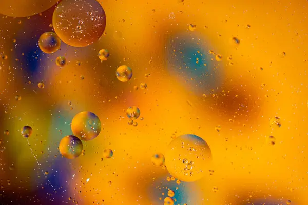 Makrofotografie Gelber Ölblasen Die Sich Wasser Auflösen Farbenfroher Hintergrund — Stockfoto