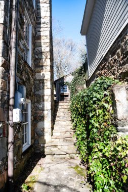 Evlerin duvarları arasındaki dar taş merdiven,