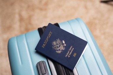 ABD vatandaşının pasaportu seyahat bagajında yatıyor.