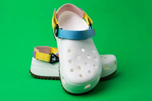 Sandálias Brancas Crocs Com Tiras Coloridas Fundo Verde — Fotografia de Stock