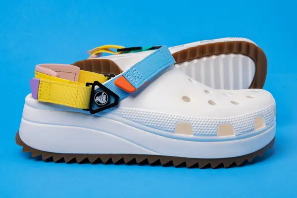 Sandálias Brancas Crocs Com Tiras Coloridas Fundo Azul — Fotografia de Stock