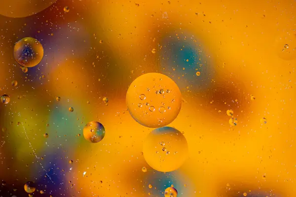 Makrofotografie Gelber Ölblasen Die Sich Wasser Auflösen Farbenfroher Hintergrund Stockbild