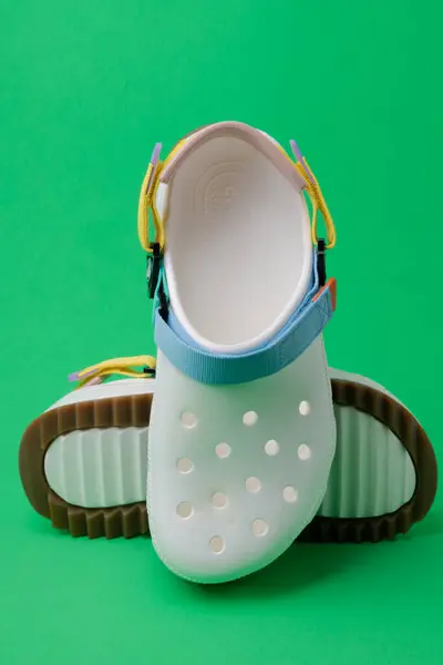 Crocs Sandálias Confortáveis Com Tiras Close Fundo Verde Fotos De Bancos De Imagens Sem Royalties